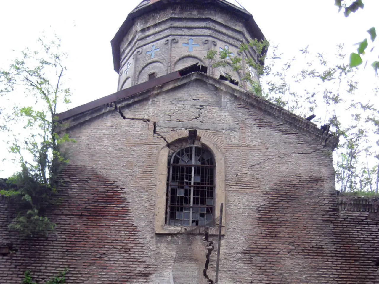 Renovation difficulties in historic structures: fissures and warped windows signal potential issues