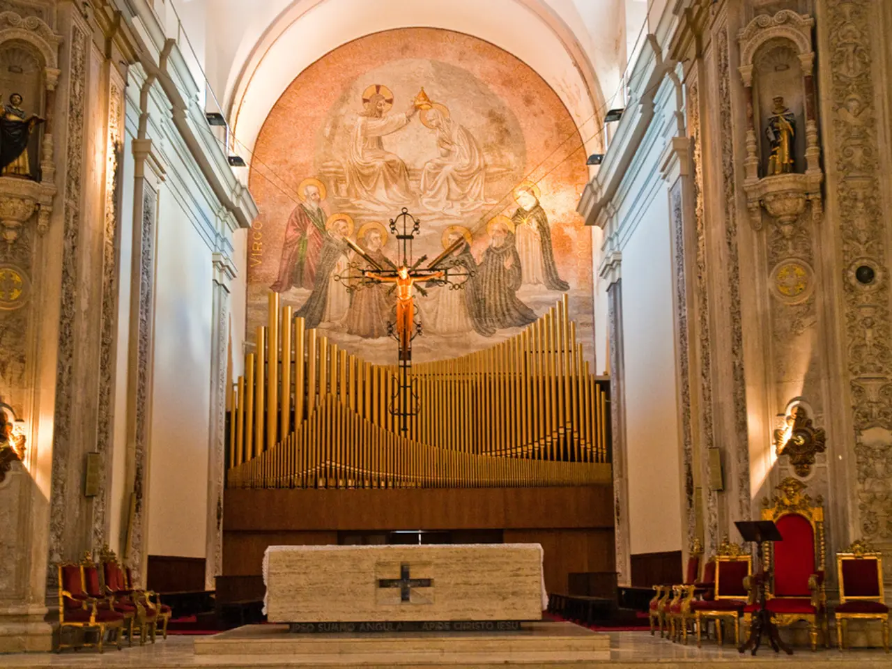 It is the inside of a church, in the middle there is the statue of Jesus Christ. On the right side...