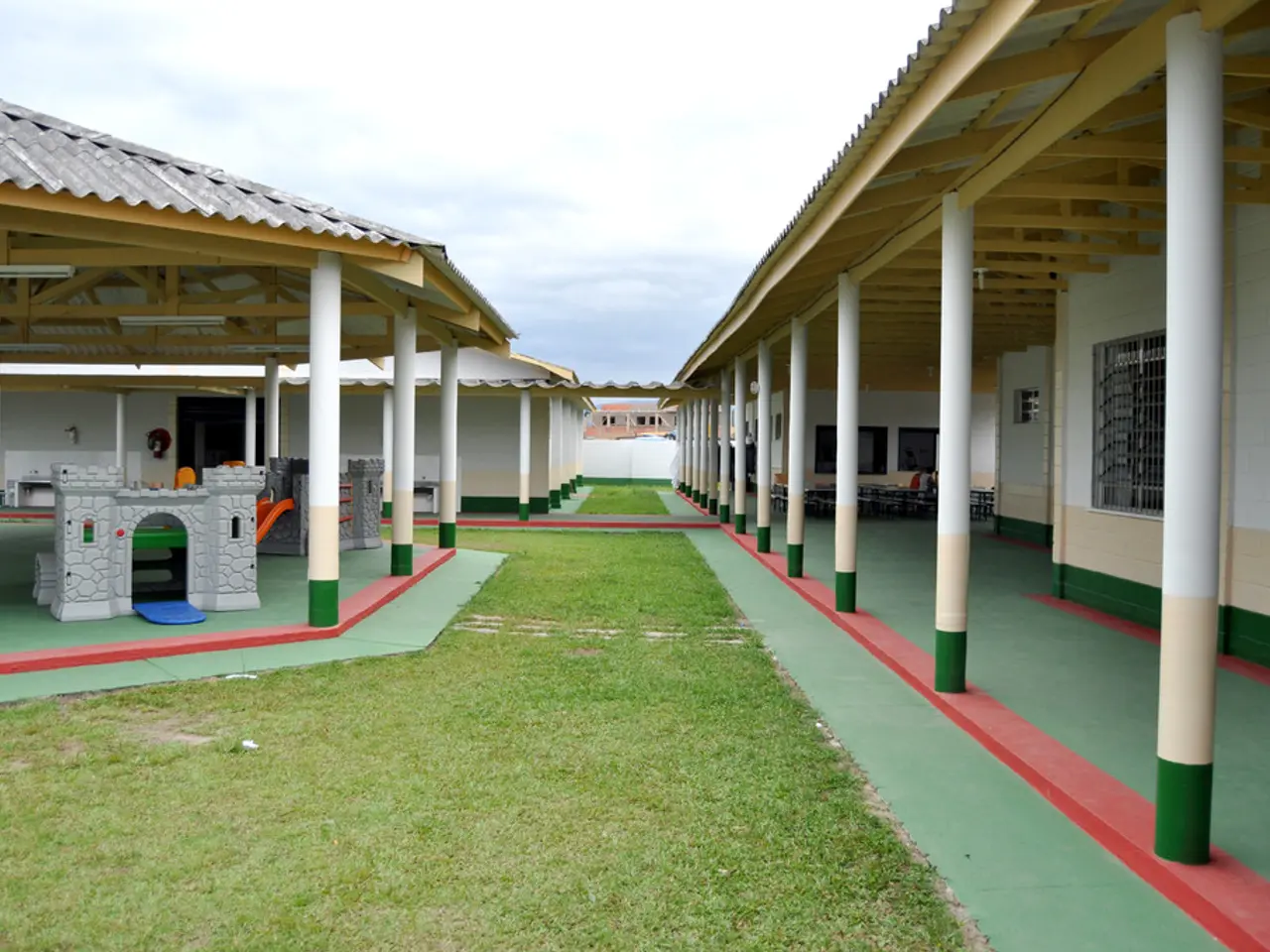 In the image there are shelters and under the shelters there are pillars and rooms, around the...