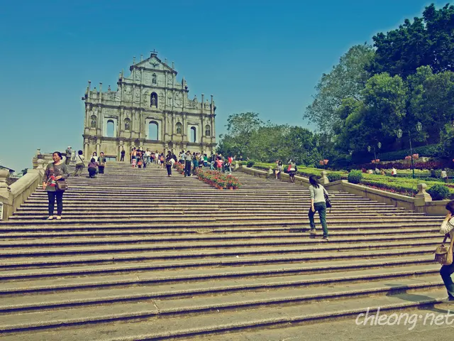 In the picture there is a monument and in front of that there are a lot of steps and there are many...