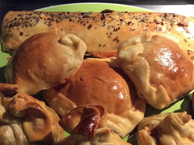 In this image, I can see food items on the plate. This plate is green in color.