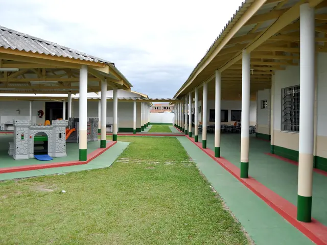 In the image there are shelters and under the shelters there are pillars and rooms, around the...