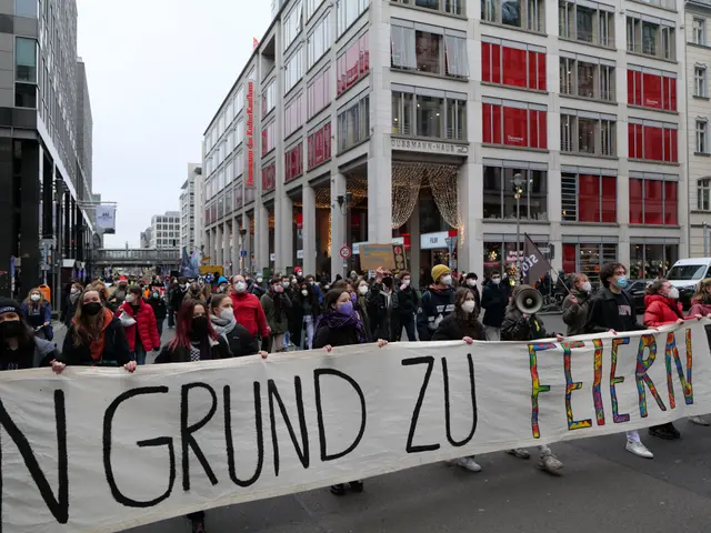 The image shows a group of people wearing masks and holding a banner that reads "In Grund zu...