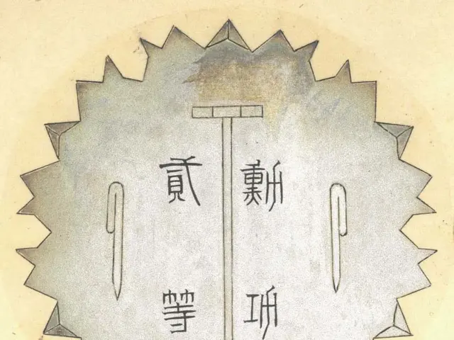 The image shows a drawing of a circular object with Chinese writing on it, which appears to be a...