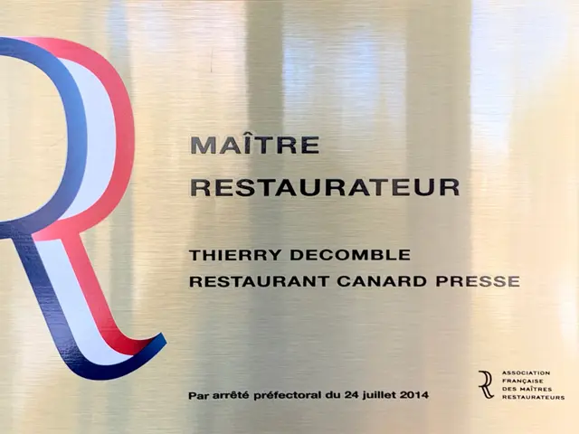 The image shows a board with the text "Thierry Decomble Restaurant Canard Presse" written on it,...