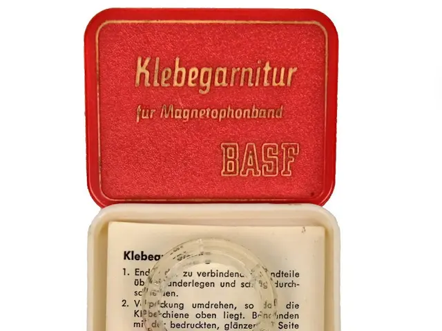 The image shows a red box with a white label on it that reads "Klebegarnitur for Magnetophonband...
