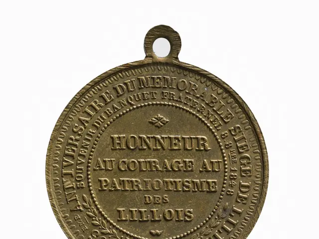 The image shows a gold medal with the words "Honneur au Courage at Patriotisme des Lillois"...